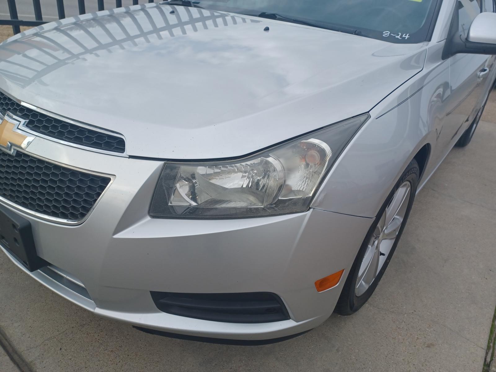 2013 SILVER Chevrolet Cruze 2LT (1G1PE5SB7D7) with an Turbocharged Gas I4 1.4L engine, 6-Speed Automatic transmission, located at 2001 E. Lancaster, Ft. Worth, 76103, (817) 336-7000, 32.746181, -97.301018 - Photo #4